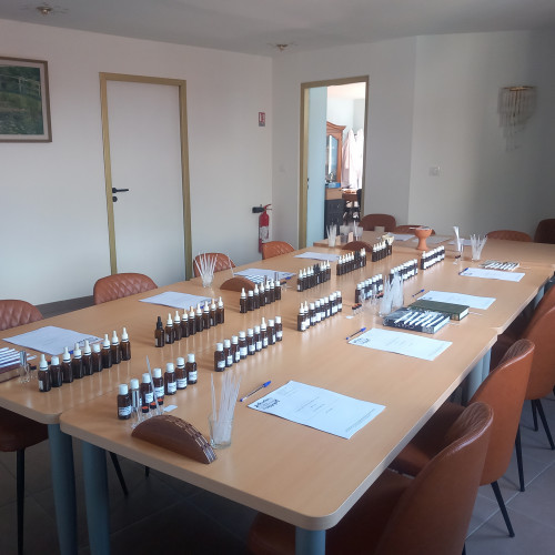 Atelier de création de parfum naturel en groupe entre Lyon, Grenoble et Chambéry
