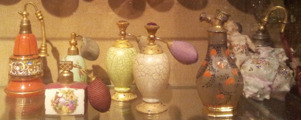 Flacons anciens vaporisateur à poire musée du parfum de Barcelone