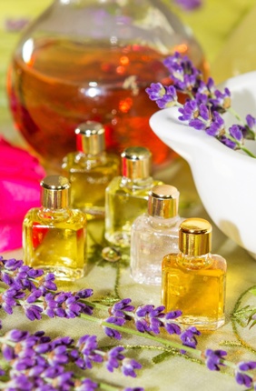 Fleurs de lavande et flacons de parfum, esprit aromathérapie
